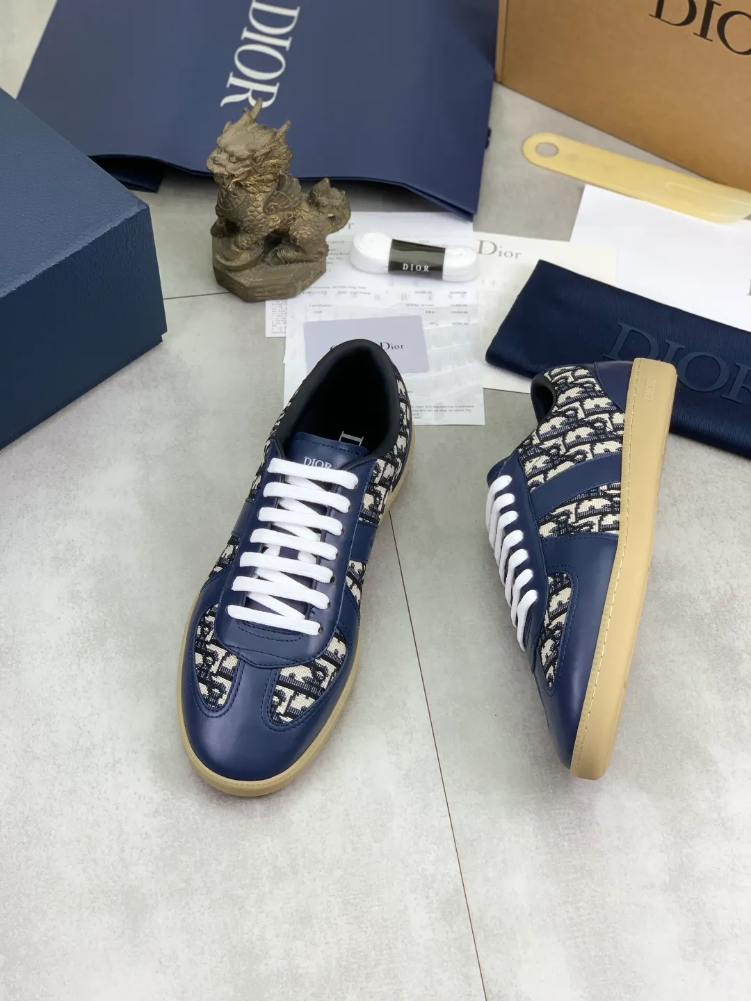 Men's men's shoes 💰P542 New Dior B01 top version of moral training shoes! ! ! White first-layer cowhide, fully oiled upper, original TPU molded outsole. New to the Fall 2025 collection, this sneaker marks the return of Dior’s classic style, reinterpreted in a stylish and elegant silhouette. Crafted from white smooth first-grain cowhide with a tonal silk sheepskin lining, it features the Dior logo on the tongue and inner sides, and a CD icon on the heel. Paired with Tpu anti-slip soles of the same color, it can be matched with various styles to create a sophisticated look.  Code number: 39-45 Complete package with airplane box